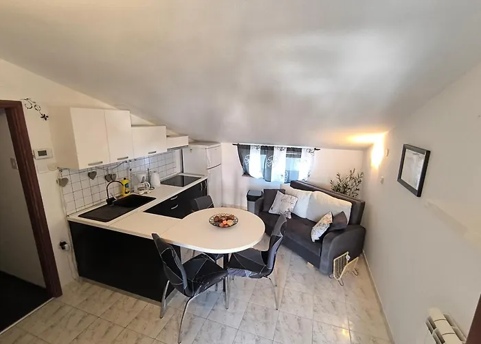 アパート Jal ロヴィニ